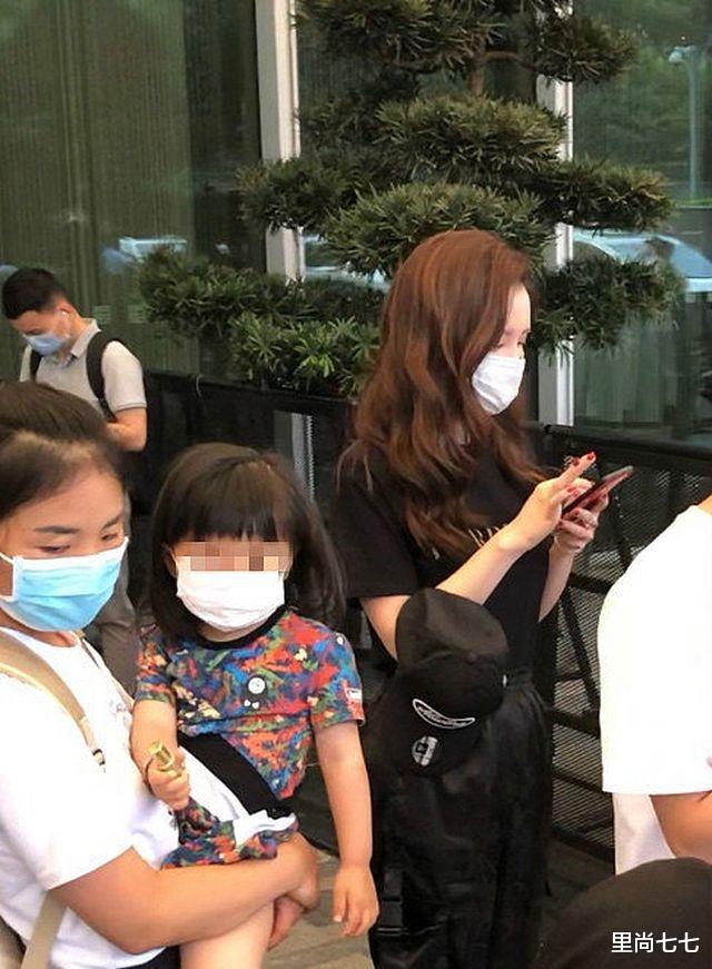 张萌|张萌女儿原来这么大了，首次公开露面陪妈妈下班，留锅盖头超软萌