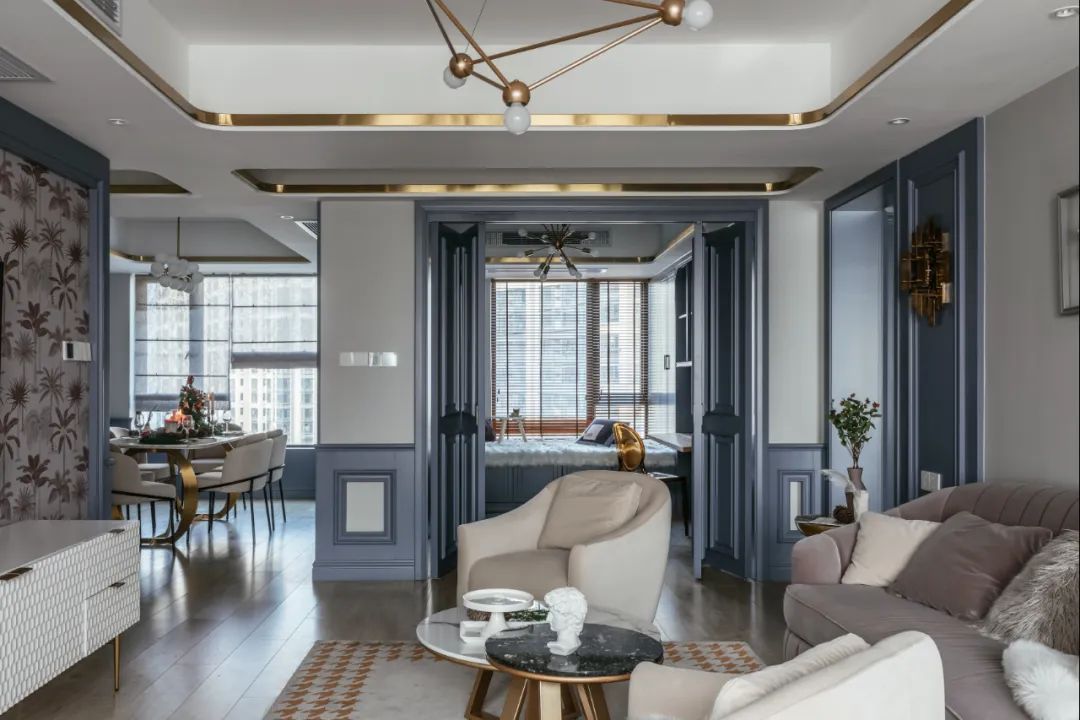 []132㎡美式轻奢，墙面蓝色造型，吊顶金属线框，营造出安静华丽