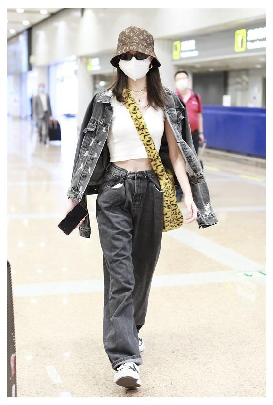 #复古#钟楚曦演绎复古港风，红发带配红色印花连衣裙，明媚优雅很有魅力