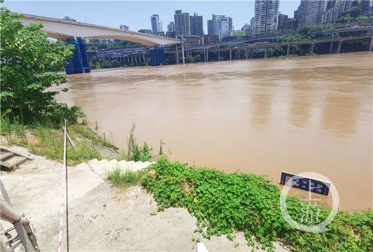重庆晚报|直击洪峰过境，重庆朝天门码头被淹没