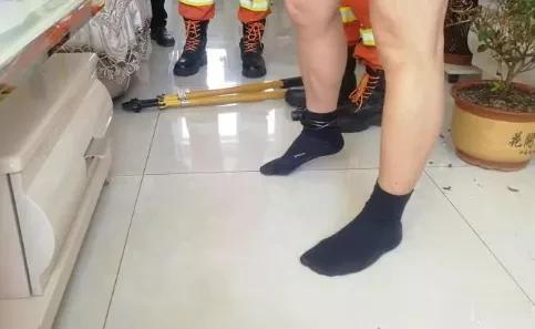 #违停#丈夫和妻子吵架后呼呼大睡，醒后竟发现被上锁！太令人窒息