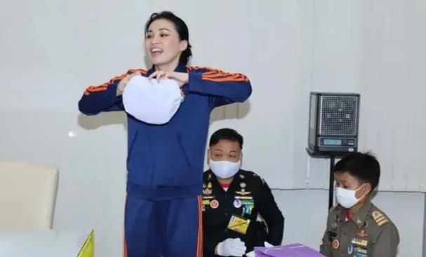 【泰国】泰王携20位妃嫔回国，庆祝结婚一周年，苏提达发\下跪照\讨他欢心