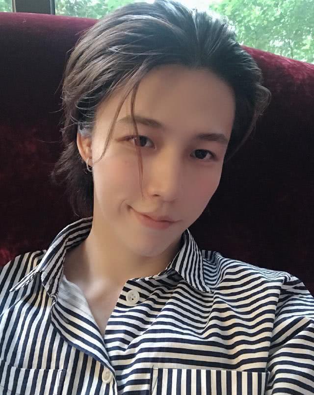 林瑞阳@林瑞阳有个30岁的儿子，长得帅气俊美，出道2年从不靠继母张庭