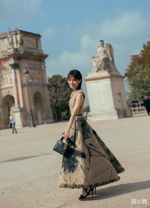 「王子文」王子文又在国外凹造型，穿深V领连衣裙配齐肩短发，美得高贵优雅