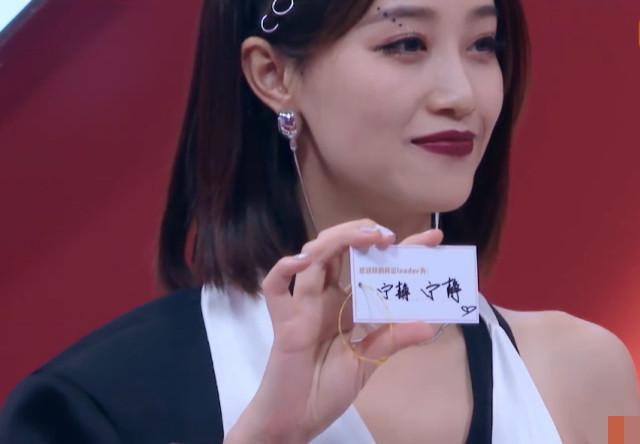 姐姐|姐姐写名投票：张雨绮潦草，蓝盈莹金晨写错字，她写的竟最好看