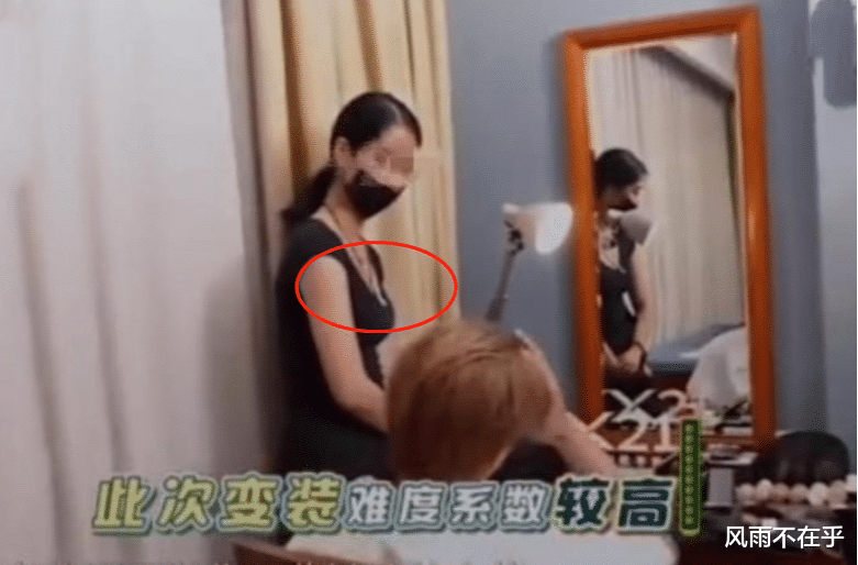 罗志祥▲罗志祥事件再添新料，女化妆师弯腰为其化妆，这衣服是在开玩笑吗？