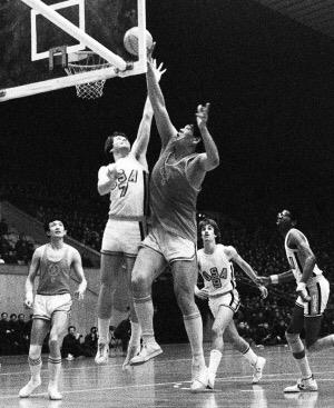 「穆铁柱」他幼时要饭住窑洞！19岁摸球单场轰80分，姚明：我不够格和他说话