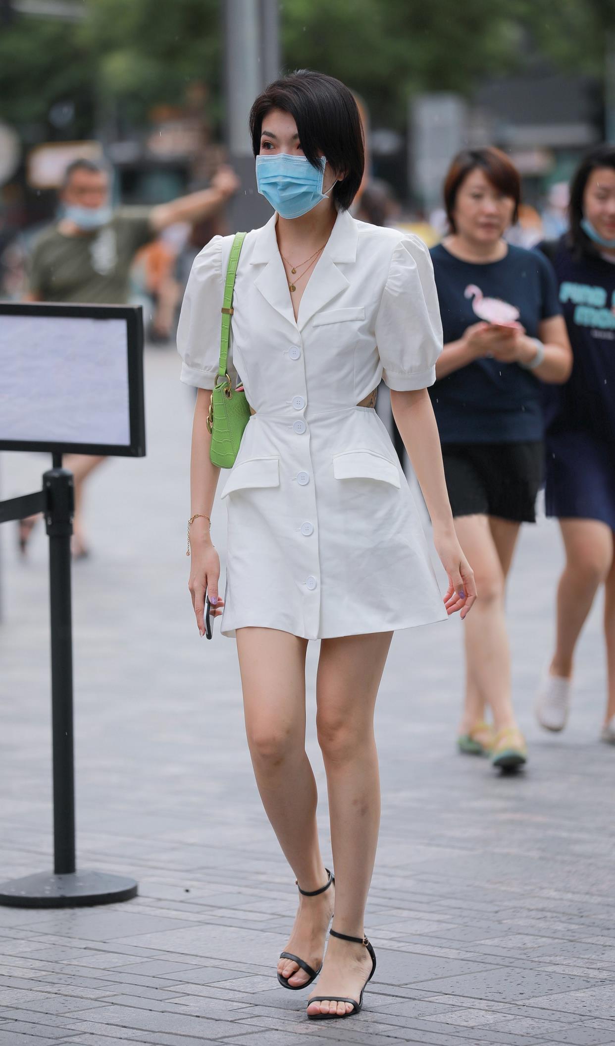 短发|精致干练的短发美女，白色西装裙搭配一字带细跟凉鞋，显成熟大气