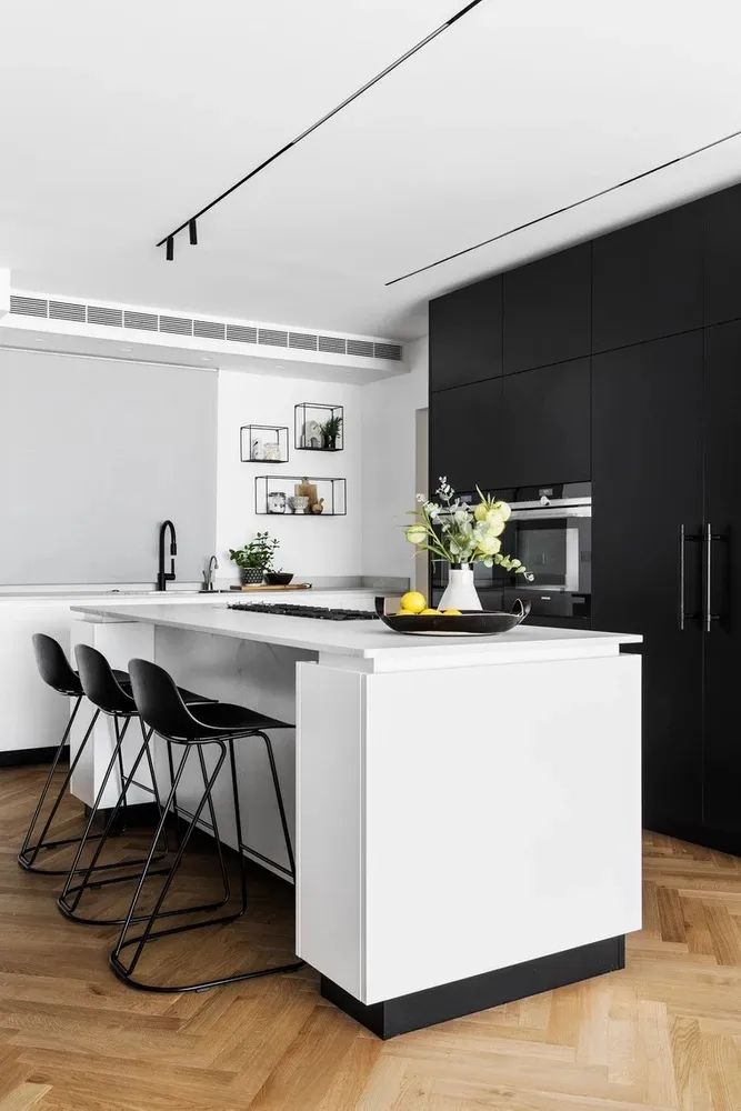 「」经典黑白+时尚跳色，时尚家居空间，看设计师如何玩出高级感！