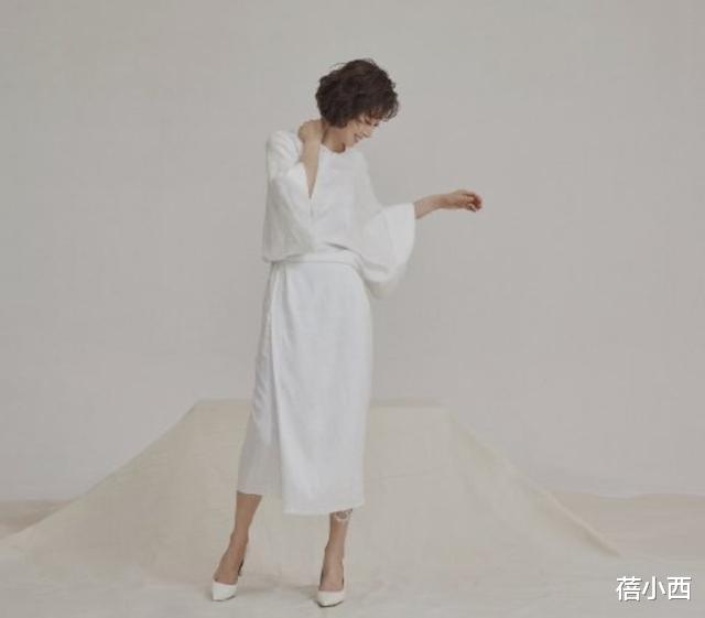 [连衣裙]刘敏涛“中年叛逆”太成功！穿白色连衣裙配纹理短发，品位好高级