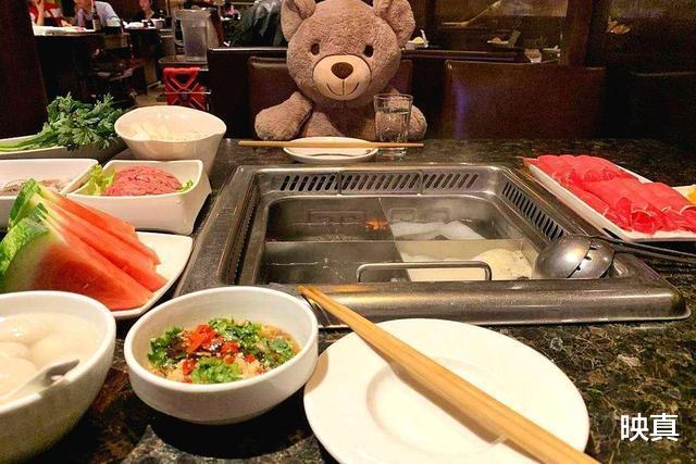 『阆中』帮女客换丝袜, 帮男客打游戏的\变态服务\, 真能提高海底捞人气吗?