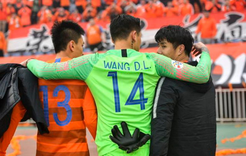 山东鲁能■鲁能球衣号码有变：卡达尔穿4号，韩镕泽或穿1号，4人竞争8号10号