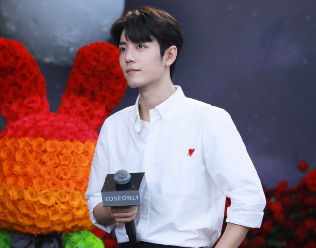 肖战|公然磕CP？肖战代言线下播放王一博单曲，更多迷惑操作惹粉丝不满