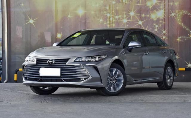 丰田|丰田终于低下高傲的“龙头”，高速稳如高铁，油耗4.3L，销量暴涨282%