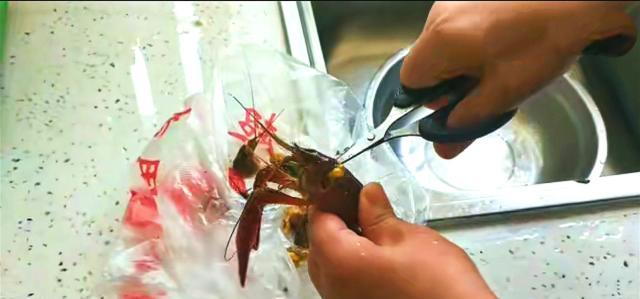 「小龙虾」超好吃的蒜香小龙虾做法！3斤小龙虾加1瓶啤酒，上桌都不够抢的