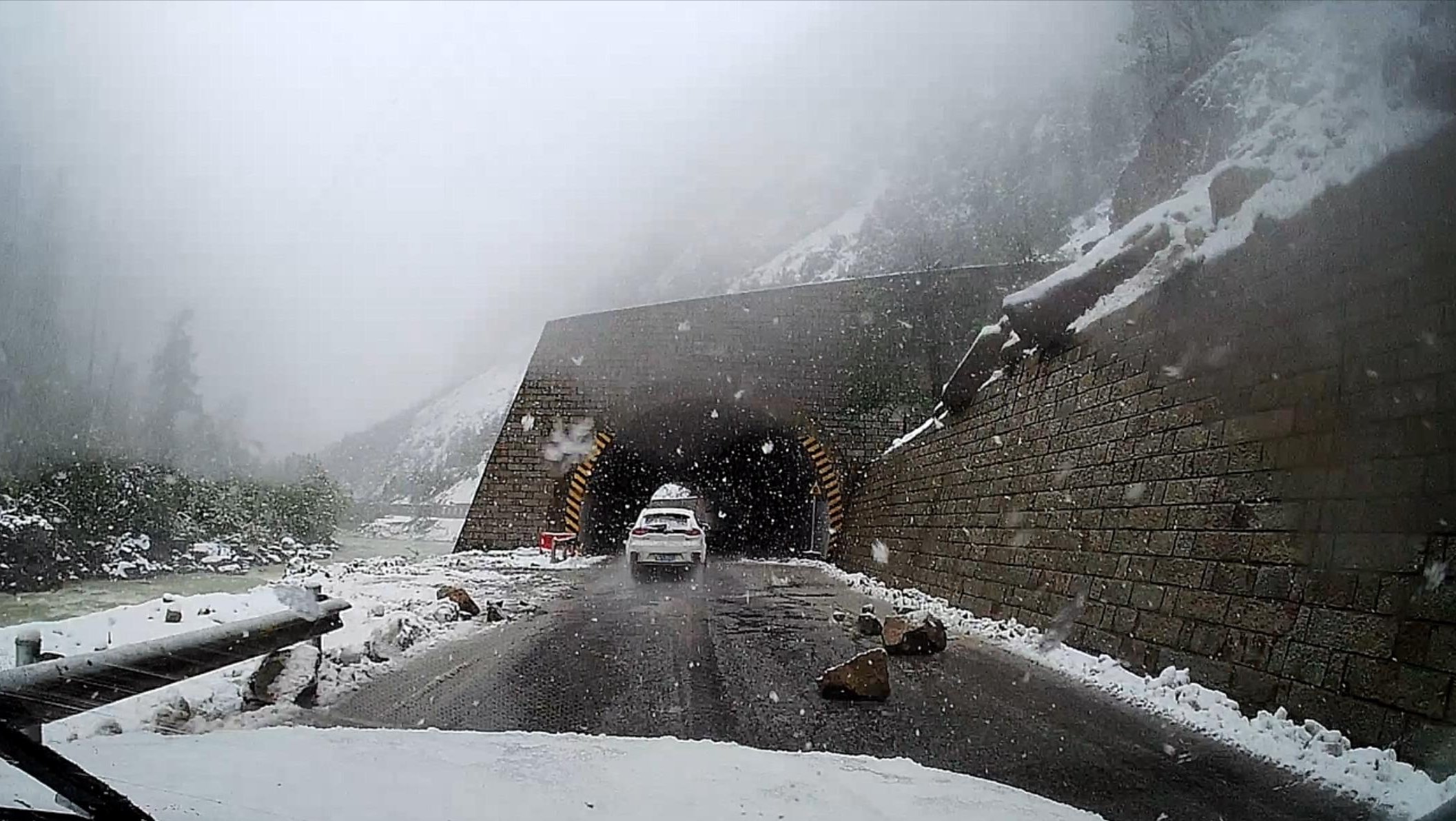 塌方|川藏318最容易断路的地段，一路塌方落石不断，带你体验惊魂自驾