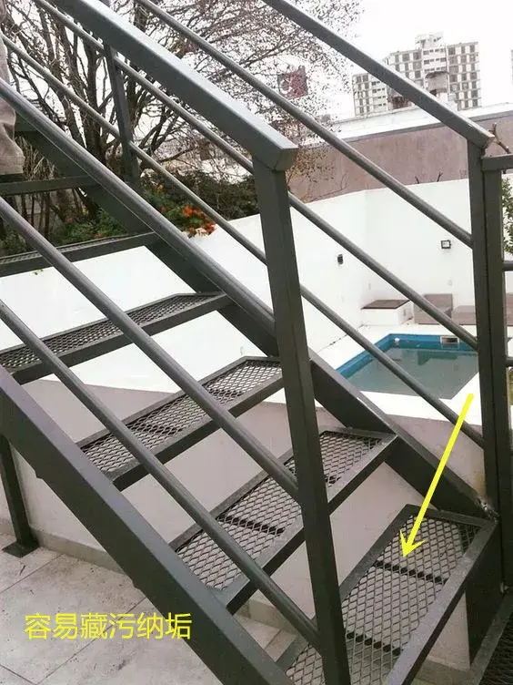|买了复式楼不现浇楼梯，搭建悬空钢网楼梯，邻居：上下楼心都悬着