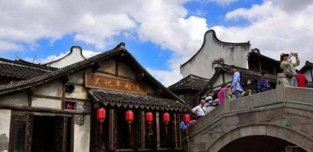古镇 我国名字“相同”的古镇，一处雕栏玉砌，一处商业化气息太重！