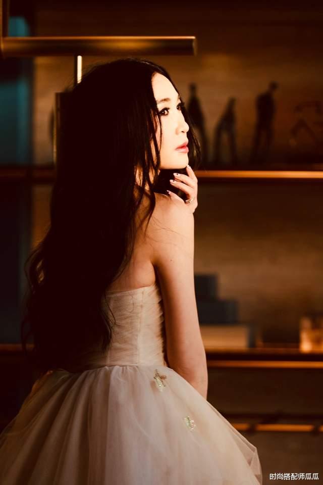 温碧霞|?“奶奶辈”温碧霞亮相，穿抹胸裙美得很高级，才明白会保养太重要