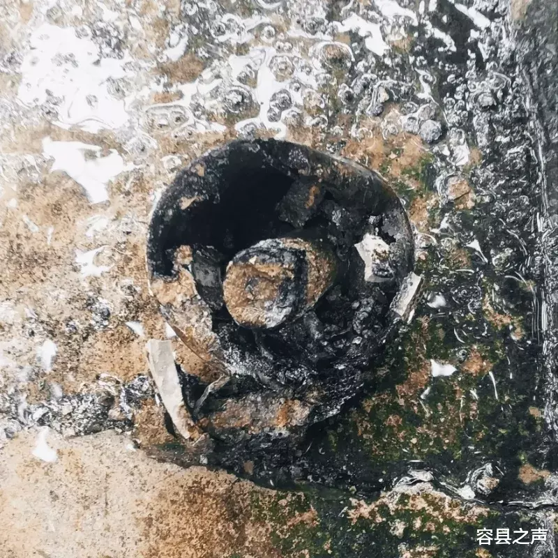 容县之声|广西一工地挖出几枚‘炸弹’，一出土就冒火，施工人员见状四散逃离