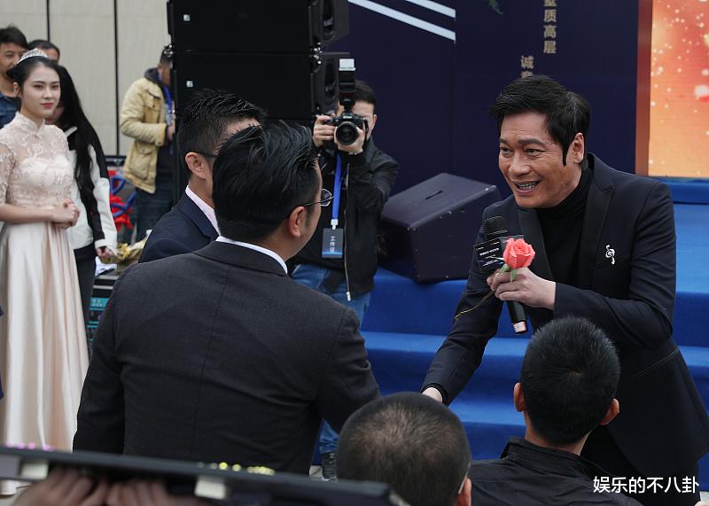 『吴启华』他不戴眼镜是反派，戴上眼镜人人爱，今为了女儿只能演烂片！