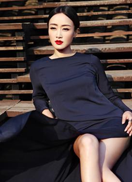 豪门|24岁主持央视春晚，两富豪为她净身出户，3年生两胎成豪门阔太