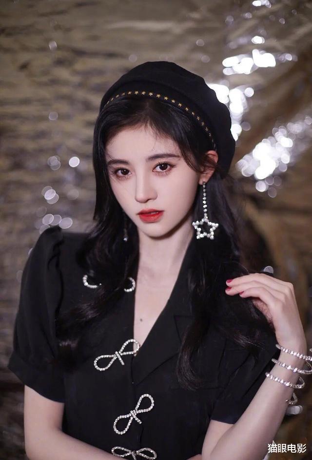 母亲的战争|26岁女星穿高仿走红毯？网曝其裙子手镯都是假货，本人至今无回应