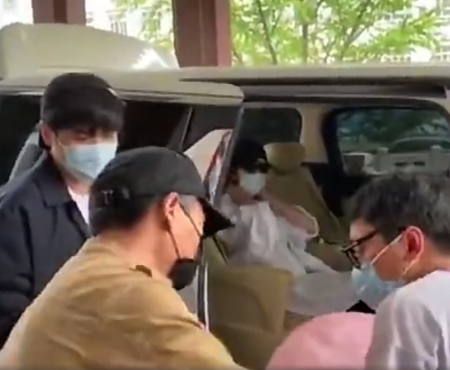 [张若昀]唐艺昕女儿出生，看到张若昀接女儿出院的方式，一看就是新手爸爸