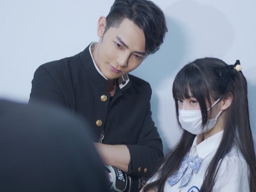 蔡萝莉|蔡萝莉少有的全程露脸？因为一个游戏上头，还换上了女仆装