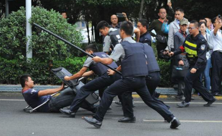 #校园安全#1名保安砍伤40余小学生和教职工，校长重伤送医