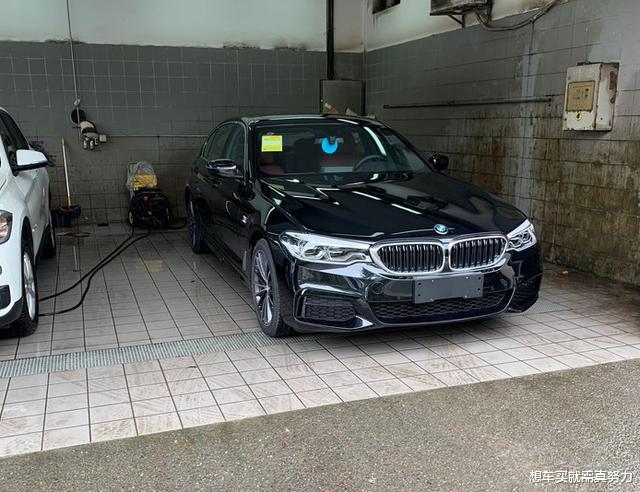 宝马530@51万买到宝马530尊享型,销售小哥动作娴熟,几分钟去掉车尾四字