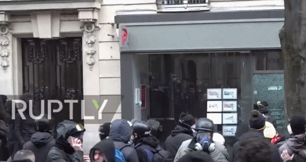 現場！巴黎示威者砸店鋪、燒汽車、亂射激光筆 警方逮捕22人-圖5