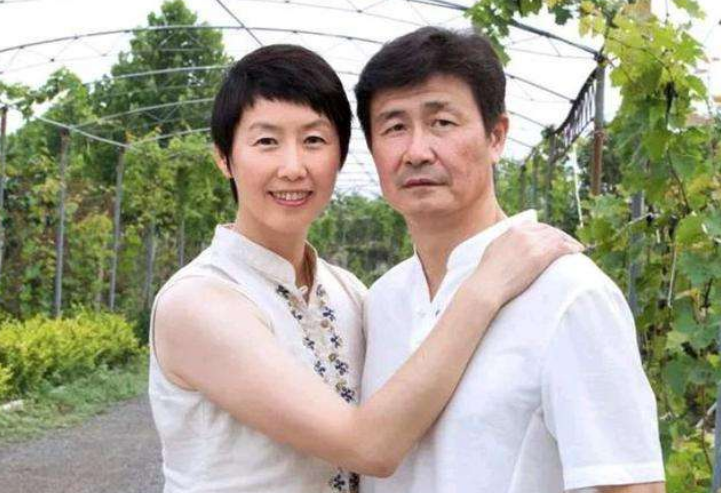 「郝海东」2小时内，郝海东连发3个“谢谢”，妻子叶钊颖也发话：善恶终有报