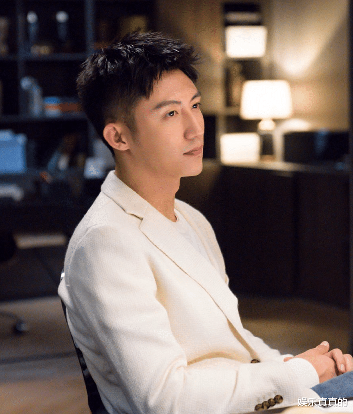 #黄景瑜#最新明星权力榜：黄景瑜新剧热播成功挤进前十，前三是老熟人