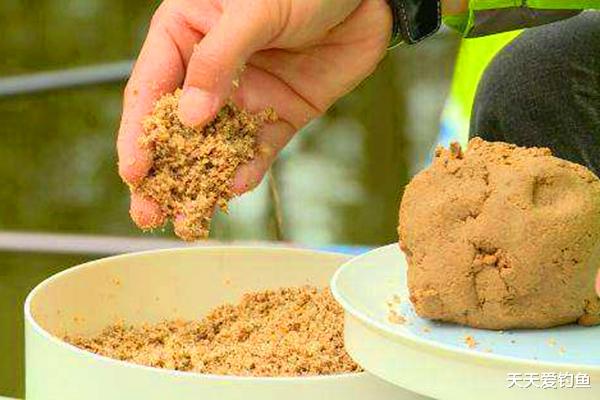 饵料|钓鱼狠招数：散炮的搭配和使用技巧，快速聚鱼就是这招！