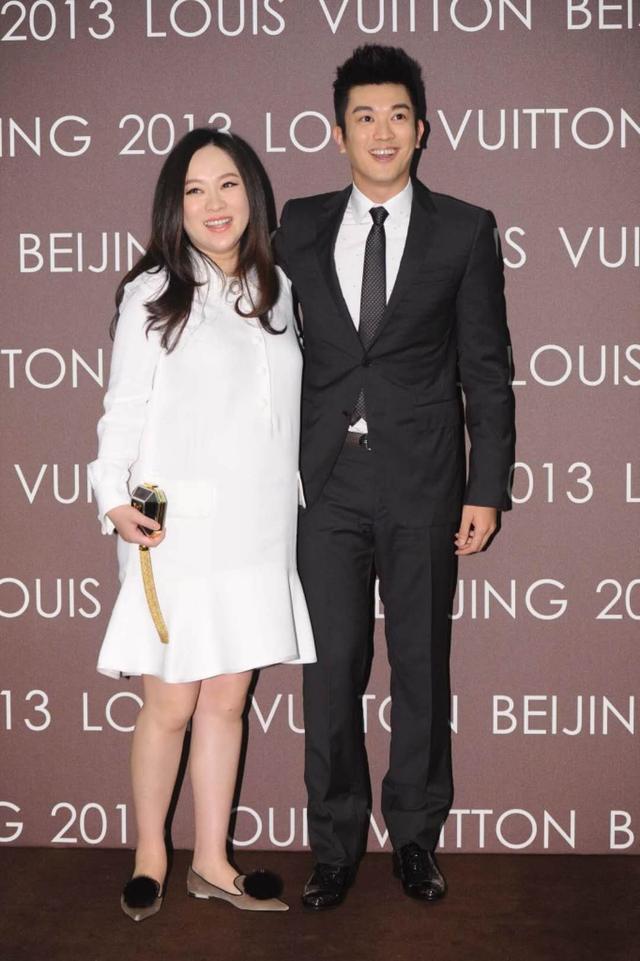 何超盈|赌王去世后，何超盈受打击反而减肥成功，对镜自拍暴露1300万壁画