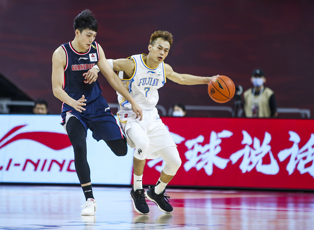 广东男篮▲在批评怒骂声中成长，广东轮换阵容已独当一面，球迷：见惯不怪