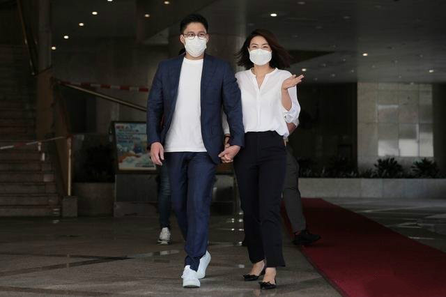 郭晶晶|郭晶晶总算高调，为助阵霍启刚把头发染成棕色，“贤内助”又稳了