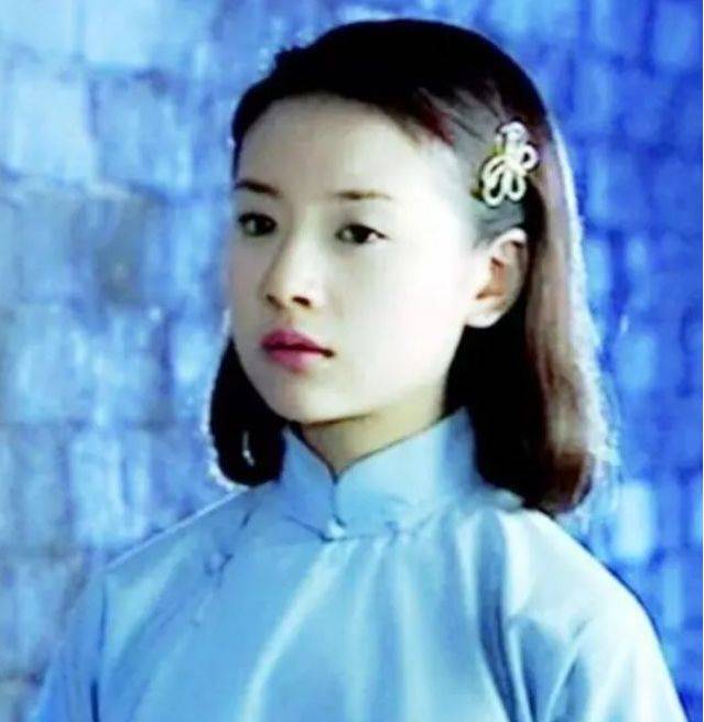 谢霆锋|谢霆锋当年多红？在春晚牵了一下她的手，就直接从舞伴成为明星！