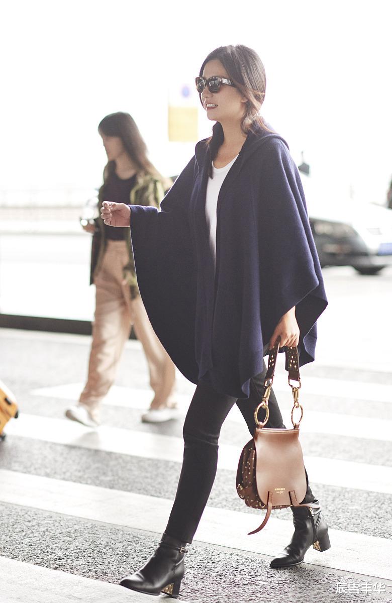 针织衫|赵薇美得真高雅，穿“连帽”针织衫配牛仔裤，松散马尾好有少女感