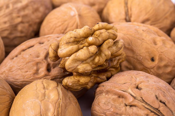 【胆固醇】揭秘：吃核桃有什么好处，什么时间吃核桃最好？