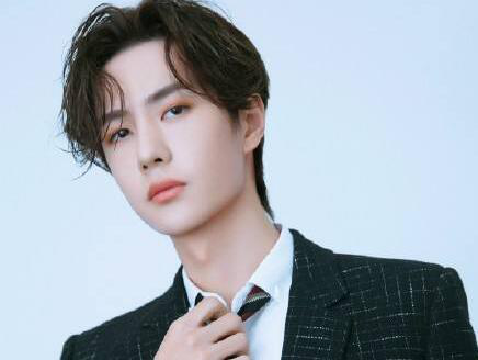 王一博@王一博新戏杀青，微博晒照引起轰动，期待他的新戏！