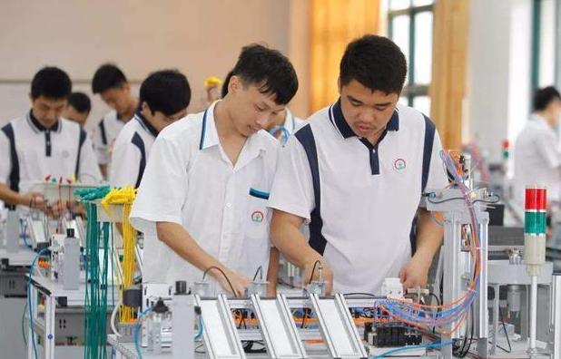 大学|大学男女比例失衡的4个专业，女生考上便是“班花”，全班宠着