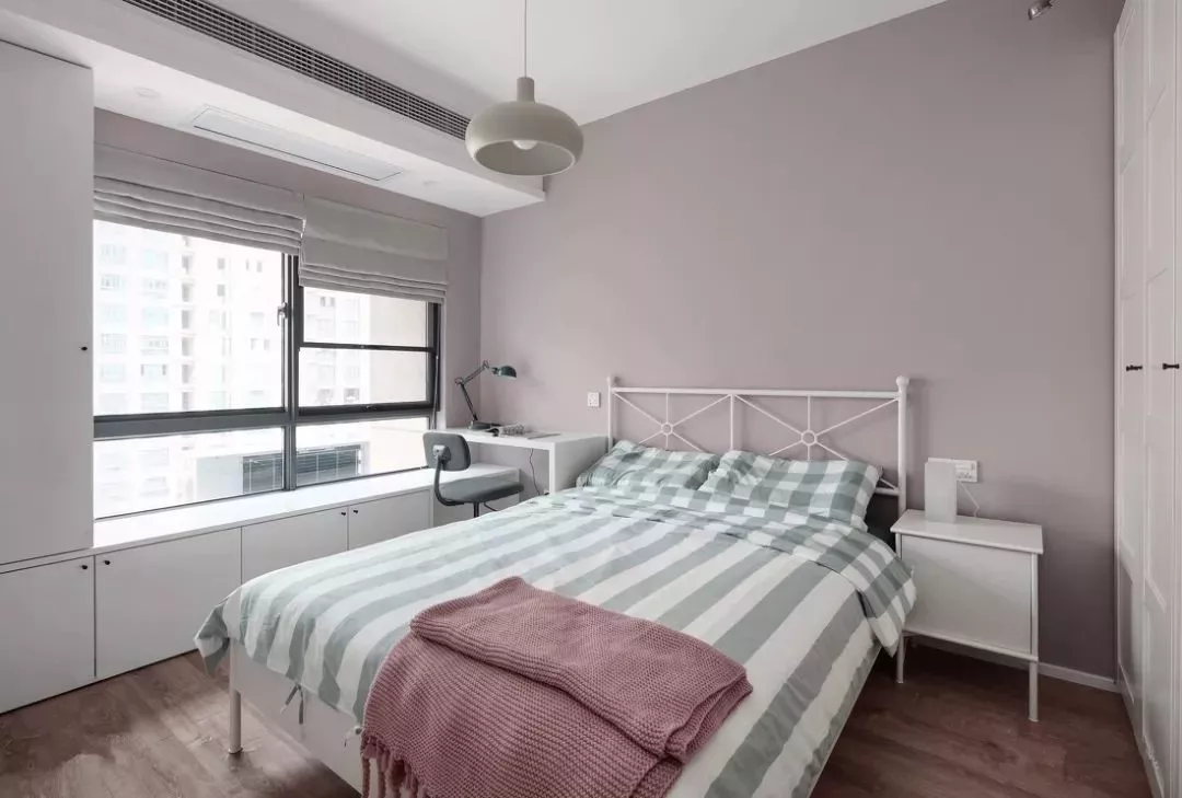 「」卧室里的小飘窗，颜值高又能收纳，有谁不喜欢它？