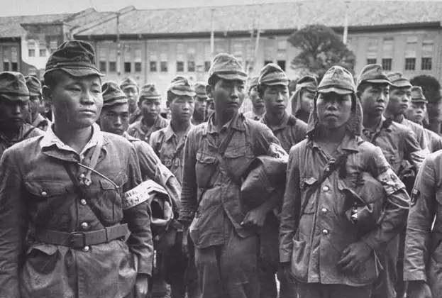 日军|为啥日军在中国打仗时，如同禽兽一样？看看他们的妻子就知道了