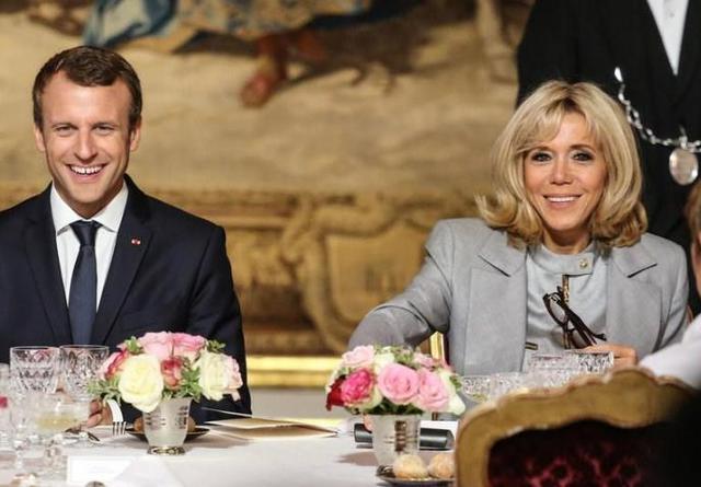 发型|67岁布丽吉特换发型了，法式小卷宛如芭比，皮肤光滑似少女