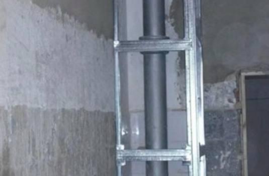 「」同事家新房装修因为包水管和装饰公司打的不可开交,因为什么呢?