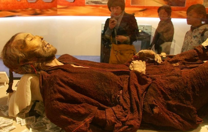 溥仪|清东陵乾隆墓中，有一具百年不腐面带微笑的尸身，吓坏了溥仪