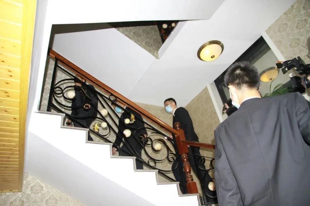 人民法院报|“法官我真的没钱！”接着，执行干警找到他的住宅发现……