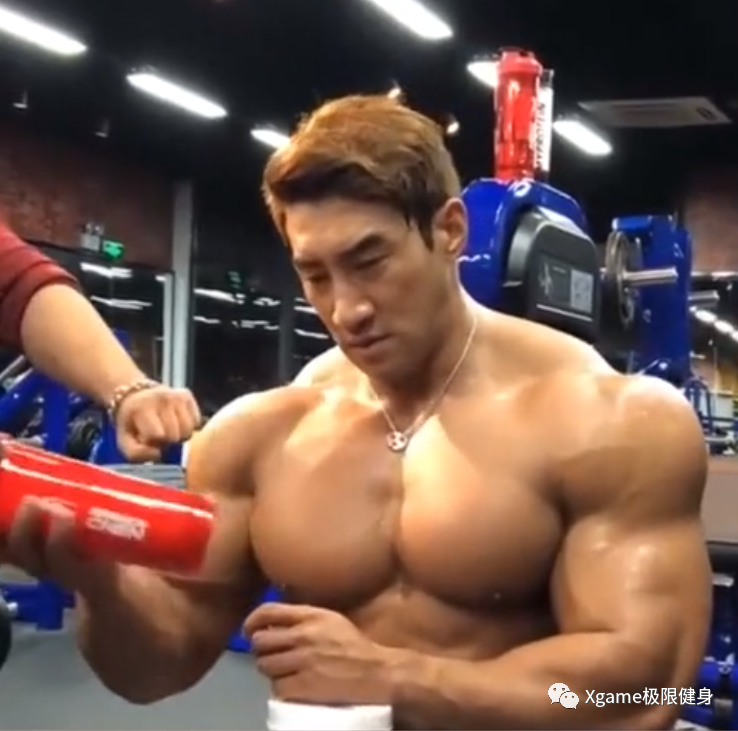 『哑铃』一张图告诉你，黄哲勋在现实中到底有多巨大！